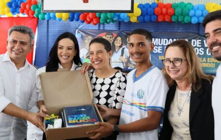 Raquel Lyra entregando kit escolar. 