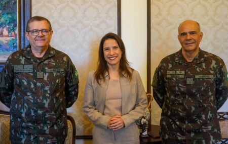 Raquel Lyra prestigia troca no comando do Ex&eacute;rcito.