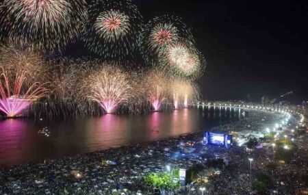 R&eacute;veillon na praia de Copacabana.