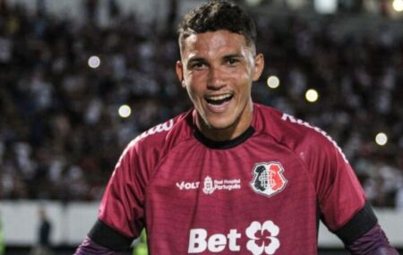 Rokenedy em partida pelo Santa Cruz em 2025. Goleiro deve se manter titular em 2026.
