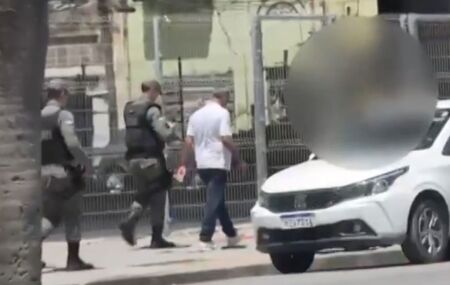 Momento em que secret&aacute;rio &eacute; preso pela PMPE.