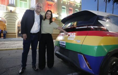 Secret&aacute;rio Carlos Braga ao lado da governadora Raquel Lyra.