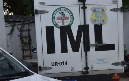 Carros do IML no Recife.