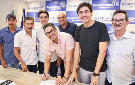 Silvio Costa Filho filia oposi&ccedil;&atilde;o de Cal&ccedil;ado ao Republicanos.