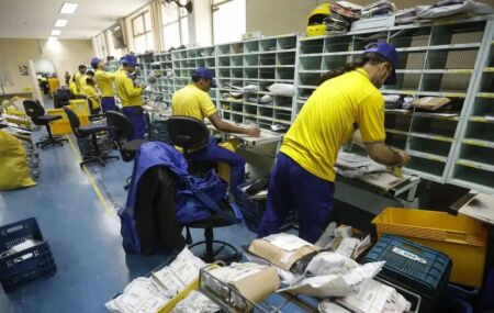 Trabalhadores dos Correios.