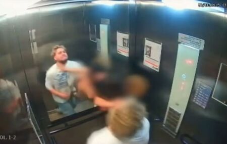 Turista americano agredindo mulher no elevador.