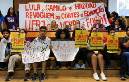 Universit&aacute;rios criticam cortes no Or&ccedil;amento.