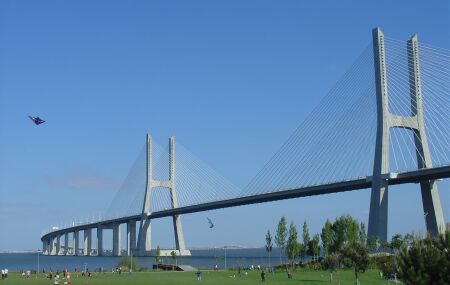 Ponte Vasco da Gama, maior da Europa. Vista do Parque do Tejo e do Tranc&atilde;o. 