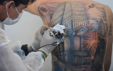 Pessoa sendo tatuada 