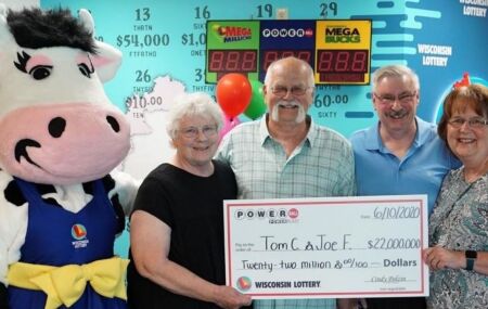 Tom Cook e Joseph Feeney posam com suas esposas segurando o pr&ecirc;mio