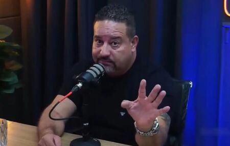 Pastor participa de podcast e gesticula enquanto comenta tema em est&uacute;dio.