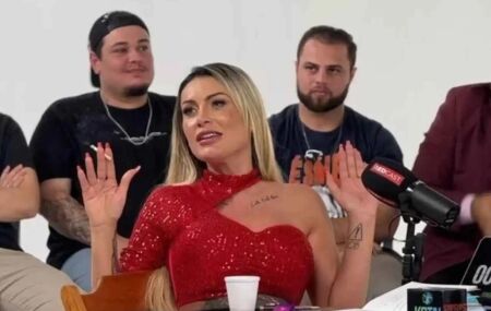 Andressa Urach participa de entrevista em est&uacute;dio e gesticula durante a conversa.