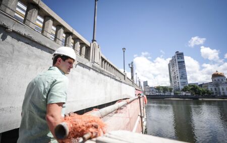 Ponte Girat&oacute;ria, no Bairro do Recife, sofre com atrasos e custos superiores ao previsto inicialmente.