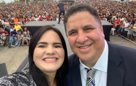 Pastor Cleiton Collins e Mission&aacute;ria Michel Collins