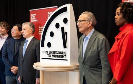 Rel&oacute;gio do Ju&iacute;zo final marca 89 segundos para meia-noite em 2025