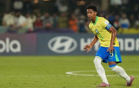 Z&eacute; Lucas em campo pela Sele&ccedil;&atilde;o Brasileira pela Copa do Mundo sub-17.