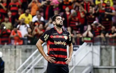 Z&eacute; Roberto em campo com a camisa do Sport.