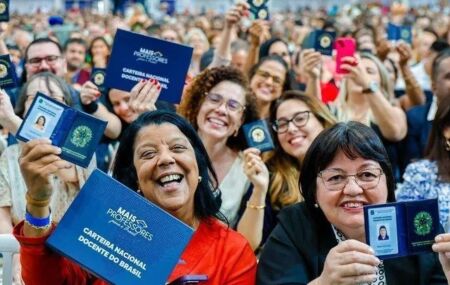 Carteira Nacional do Docente do Brasil &eacute; destinada a professores das redes p&uacute;blicas e privadas