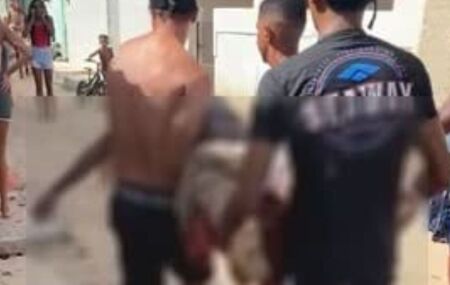 Pessoas carregando adolescente atacado por tubar&atilde;o na Praia de Del Chifre, em Olinda.