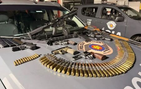 Homem &eacute; preso ap&oacute;s Pol&iacute;cia Militar encontrar arsenal de guerra escondido em cofres de pousada