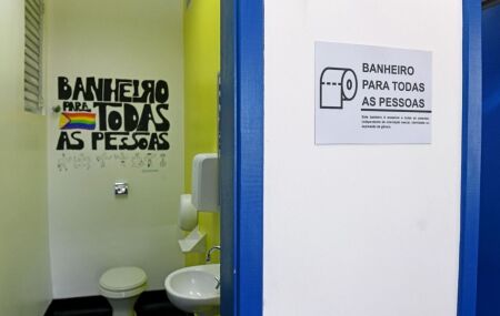 Banheiro inaugurado na UERJ.