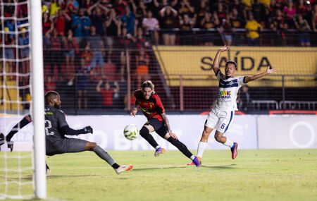 Barletta marcando gol do Sport contra o Decis&atilde;o