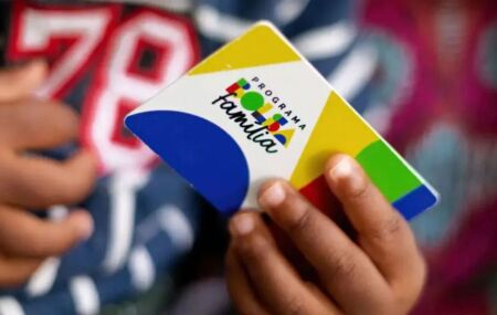 Crian&ccedil;a com cart&atilde;o do Bolsa Fam&iacute;lia.