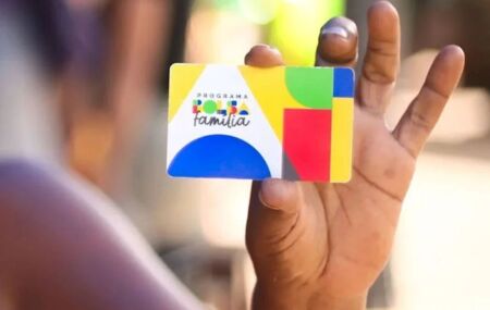 Pessoa segurando cart&atilde;o do Bolsa Fam&iacute;lia.