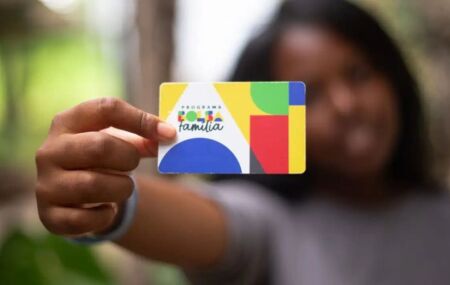 Mulher com cart&atilde;o do Bolsa Fam&iacute;lia.