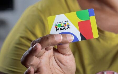 Homem segurando cart&atilde;o do Bolsa Fam&iacute;lia.