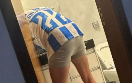 Bolsonaro de costas na pris&atilde;o.