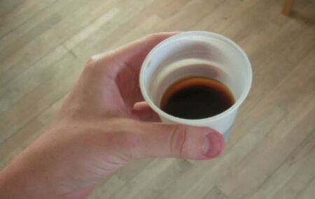 Caf&eacute; quente em copo descart&aacute;vel pode liberar micropl&aacute;sticos.