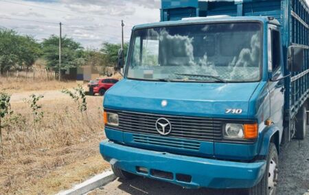 Caminh&atilde;o do motorista que foi atropelado na BR-423.