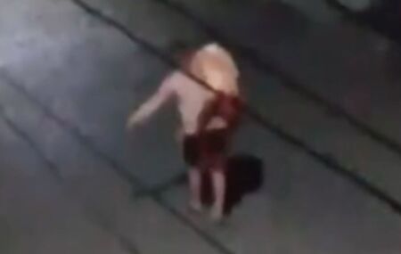 Momento em que homem leva corpo de cantor, em Pernambuco.