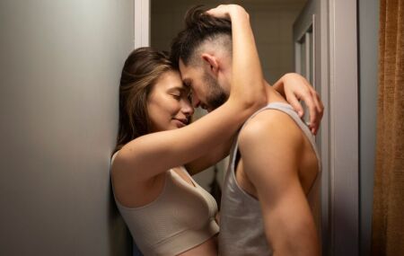 Casal abra&ccedil;ado. 