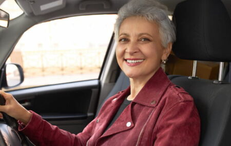 Renova&ccedil;&atilde;o autom&aacute;tica da CNH beneficia bons condutores em 2026, mas exclui maiores de 70 anos. 