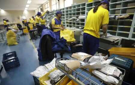 Trabalhadores do Correios.