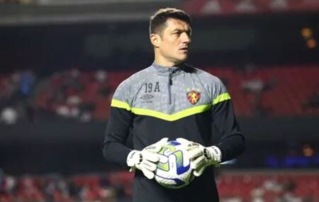 D&ecirc;nis em campo pelo Sport, antes de sua les&atilde;o.