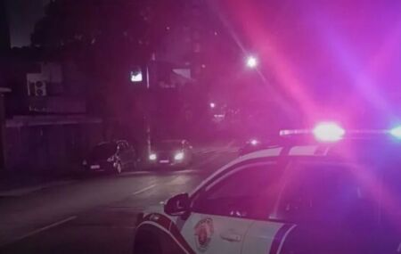 Viatura da Pol&iacute;cia Militar com sirene ligada.