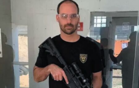 Eduardo Bolsonaro com arma na m&atilde;o. 
