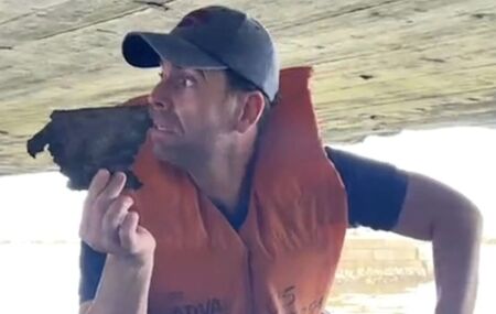 Vereador Eduardo Moura durante fiscaliza&ccedil;&atilde;o na Ponte Girat&oacute;ria.