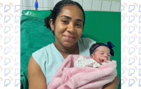 Emanuelle com a pequena Luna nos Bra&ccedil;os.