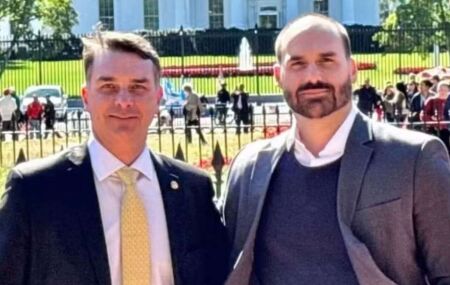 Fl&aacute;vio e Eduardo Bolsonaro.