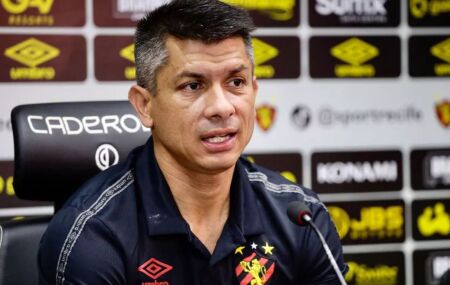 Gustavo Florent&iacute;n est&aacute; conversando com o Santa Cruz.