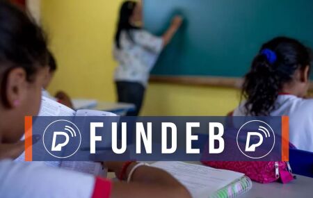 Professora dando aula para crian&ccedil;as em escola.