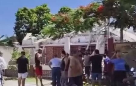 Galp&atilde;o desaba e atinge casa em Piedade. 