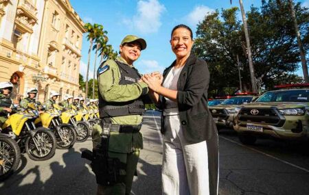 Governadora Raquel Lyra ao lado de policial militar.
