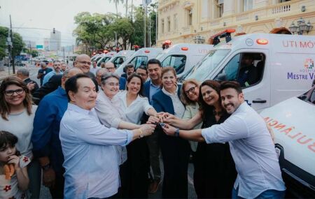 Governadora Raquel Lyra entrega ambul&acirc;ncias.