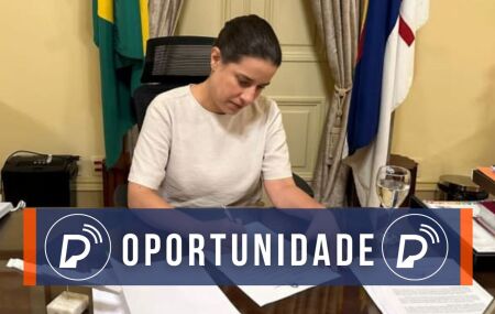 Governadora de Pernambuco, Raquel Lyra, assinando documento.