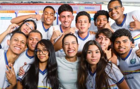 Governadora Raquel Lyra com alunos da rede estadual de Pernambuco.